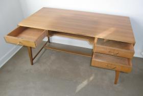 filigraner Schreibtisch | Nussbaum | 60er Jahre