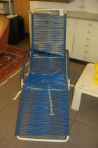 blauer Stahlrohrliegestuhl aus den 60ern