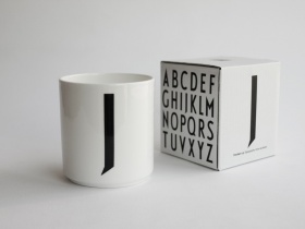 J | Typographie Tasse | Arne Jacobsen | Design Letters