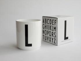 L | Typographie Tasse | Arne Jacobsen | Design Letters