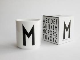 M | Typographie Tasse | Arne Jacobsen | Design Letters