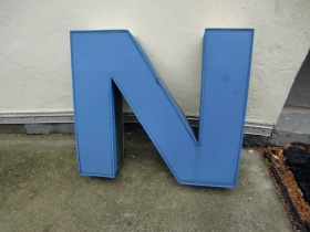 Neonbuchstabe | N | Arial Black in blau