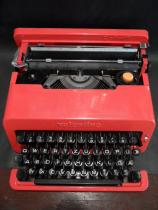 Reise-Schreibmaschine | Olivetti | Valentine | Ettore Sottsass
