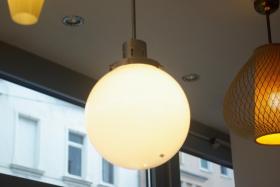Klassische Opalglaslampe - Bauhauszeit