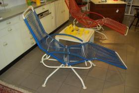 blauer Stahlrohrliegestuhl aus den 60ern