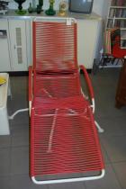 roter Stahlrohrliegestuhl aus den 60ern