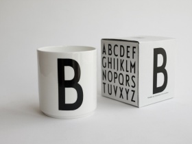 B | Typographie Tasse | Arne Jacobsen | Design Letters
