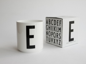 E | Typographie Tasse | Arne Jacobsen | Design Letters