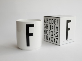 F | Typographie Tasse | Arne Jacobsen | Design Letters