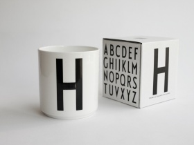 H | Typographie Tasse | Arne Jacobsen | Design Letters