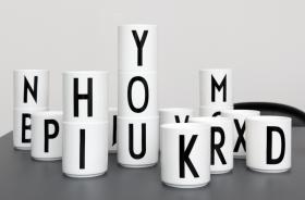 K | Typographie Tasse | Arne Jacobsen | Design Letters