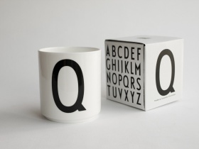 Q | Typographie Tasse | Arne Jacobsen | Design Letters