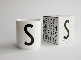 S | Typographie Tasse | Arne Jacobsen | Design Letters