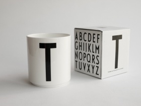 T | Typographie Tasse | Arne Jacobsen | Design Letters