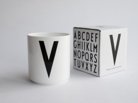 V | Typographie Tasse | Arne Jacobsen | Design Letters