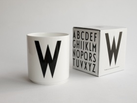 W | Typographie Tasse | Arne Jacobsen | Design Letters