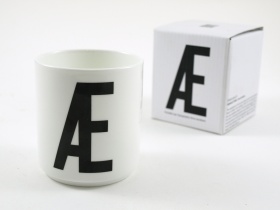 Æ | Typographie Tasse | Arne Jacobsen | Design Letters