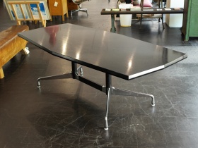 Segmented Table | Charles und Ray Eames | Vitra