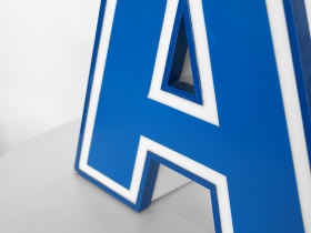 Leuchtbuchstabe | A | wei + blau