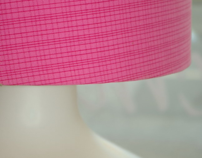 Hohe Bodenlampe | mattiertes Glas | pinker Schirm